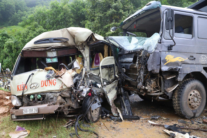 Phú Thọ: Xe ôtô tải đâm vào xe khách, 6 người bị thương nặng ảnh 1