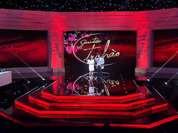 Xin rút lui, “Giai điệu tự hào” vẫn không bị loại khỏi giải Cống hiến ảnh 1