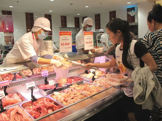 Người tiêu dùng lựa chọn thực phẩm sạch, an toàn tại siêu thị. (Ảnh: Đức Duy/Vietnam+) Năm điểm nhấn nổi bật của ngành chăn nuôi trong năm 2016 ảnh 5