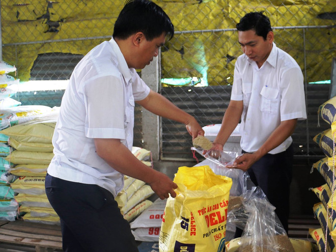 Cán bộ thú y lấy mẫu thức ăn chăn nuôi để kiểm tra tại cơ sở bán thức ăn chăn nuôi ở Bến Tre. (Ảnh: Trần Thị Thu Hiền/TTXVN) Đề xuất đưa chất kích thích Cysteamine vào danh mục cấm ảnh 2