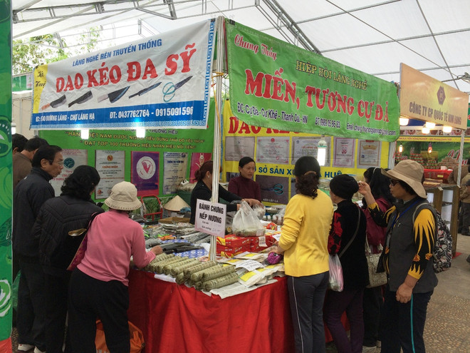 Khách mua vây kín các gian hàng bày bán các sản phẩm truyền thống. (Ảnh: Thanh Tâm/Vietnam+) Hội chợ AgroViet 2016 “cháy hàng” ngay trong buổi khai mạc ảnh 9