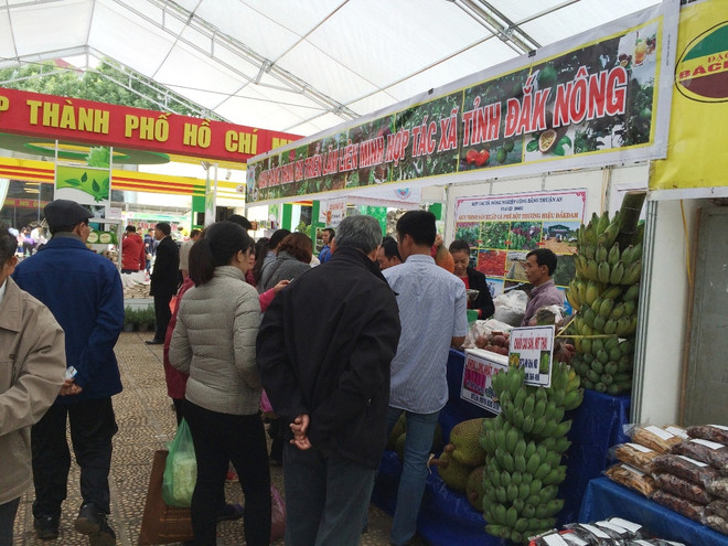 Các gian hàng tại Hội chợ chật cứng người đứng mua. (Ảnh: Thanh Tâm/Vietnam+) Hội chợ AgroViet 2016 “cháy hàng” ngay trong buổi khai mạc ảnh 2