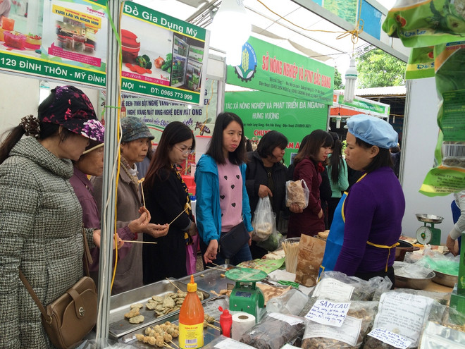 Gian hàng chả cả nhộn nhịp khách mua và nếm thử. (Ảnh: Thanh Tâm/Vietnam+) Hội chợ AgroViet 2016 “cháy hàng” ngay trong buổi khai mạc ảnh 10