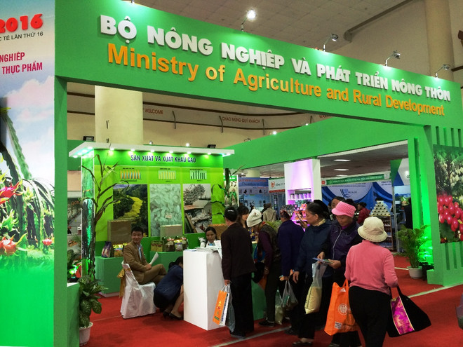 Khu gian hàng trong nhà cũng nhộn nhịp người mua sắm. (Ảnh: Thanh Tâm/Vietnam+) Hội chợ AgroViet 2016 “cháy hàng” ngay trong buổi khai mạc ảnh 4