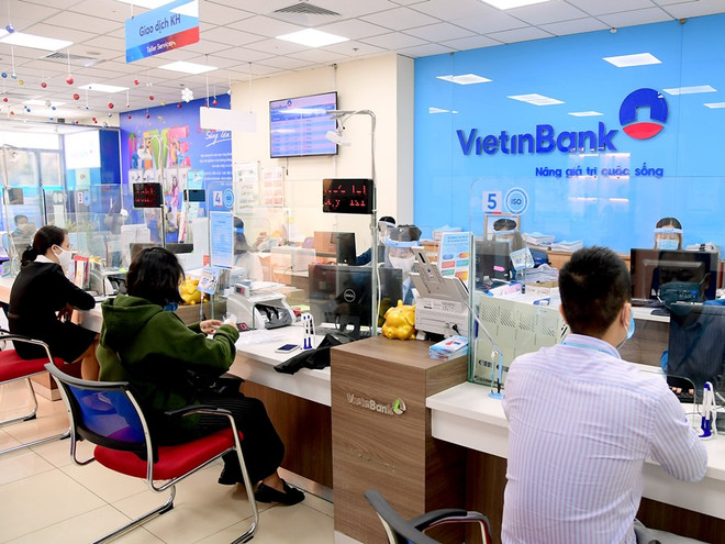 Giao dịch tại VietinBank. (Ảnh: Vietnam+) VietinBank được Chính phủ phê duyệt bổ sung gần 7.000 tỷ đồng ảnh 1