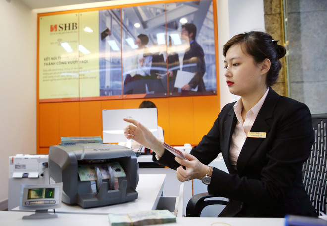 Giao dịch tại SHB. (Ảnh: CTV/Vietnam+) SHB phát hành chứng chỉ tiền cho khách hàng với lãi suất 8,9% ảnh 1