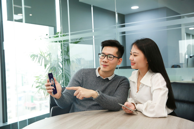 Khách hàng dễ dàng mở tài khoản BIDV SmartBanking online chỉ với một phút thao tác trên điện thoại. (Ảnh: Vietnam+) Cơ hội du lịch châu Âu khi đăng ký mới BIDV SmartBanking ảnh 1