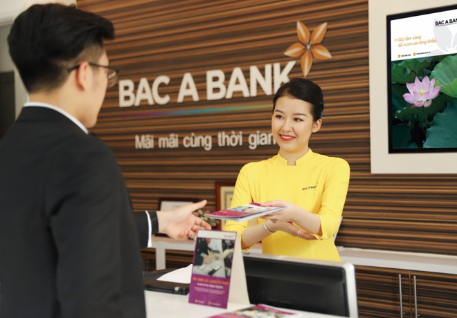 Giao dịch tại BAC A BANK. (Ảnh: Vietnam+) BAC A BANK được thông qua tăng vốn điều lệ lên 9.900 tỷ đồng ảnh 3