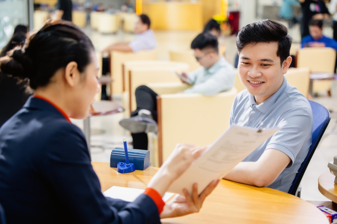 Giao dịch tại Sacombank.(Ảnh: Vietnam+) Sacombank dành 5.000 tỷ đồng ưu đãi khách hàng vay mua, sửa chữa nhà ảnh 1