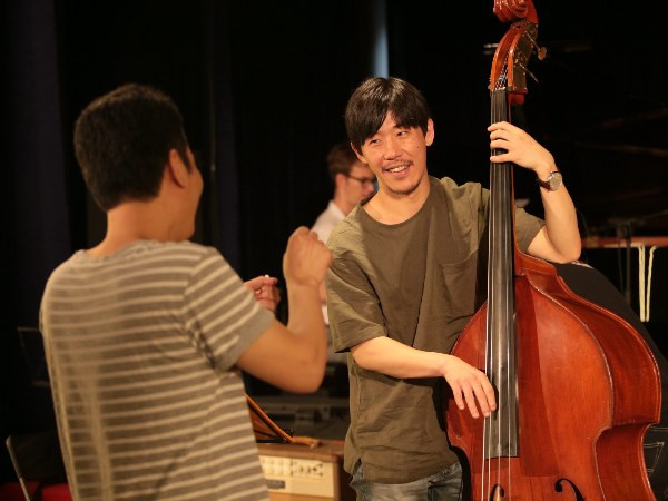 Giám đốc âm nhạc Anh Quân và nghệ sỹ chơi bass trong Nguyên Lê band. (Ảnh: Thế Dương) Mỹ Linh phiêu với tiếng đàn Nguyên Lê trước "giờ G" The BandFest ảnh 7