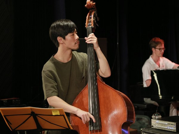 Nghệ sỹ chơi bass Hogyu Hwan. (Ảnh: Thế Dương) Mỹ Linh phiêu với tiếng đàn Nguyên Lê trước "giờ G" The BandFest ảnh 8
