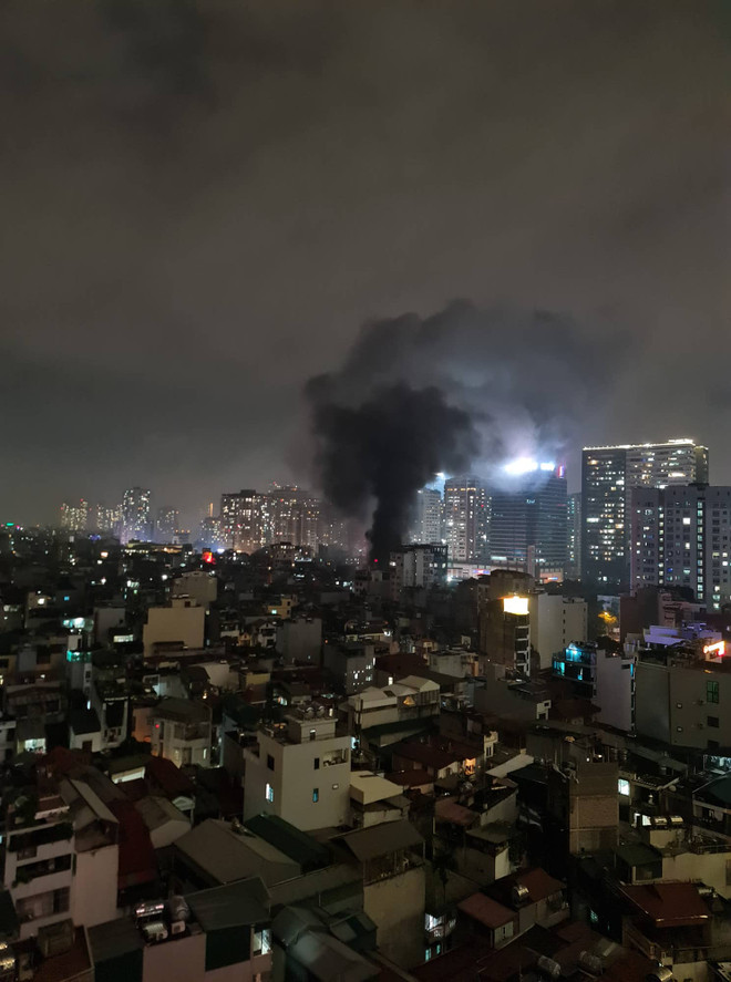 Hà Nội: Cháy ba nhà liền kề, cột khói bốc cao hàng chục mét ảnh 1