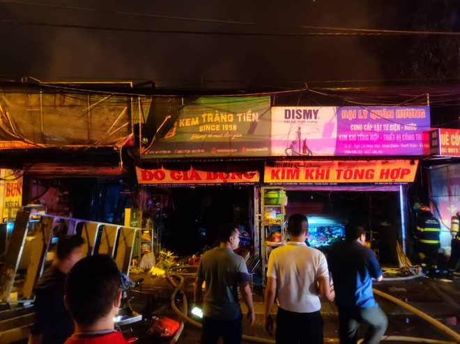 Hà Nội: Cháy ba nhà liền kề, cột khói bốc cao hàng chục mét ảnh 4