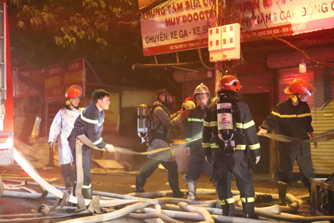 Hà Nội: Cháy ba nhà liền kề, cột khói bốc cao hàng chục mét ảnh 5