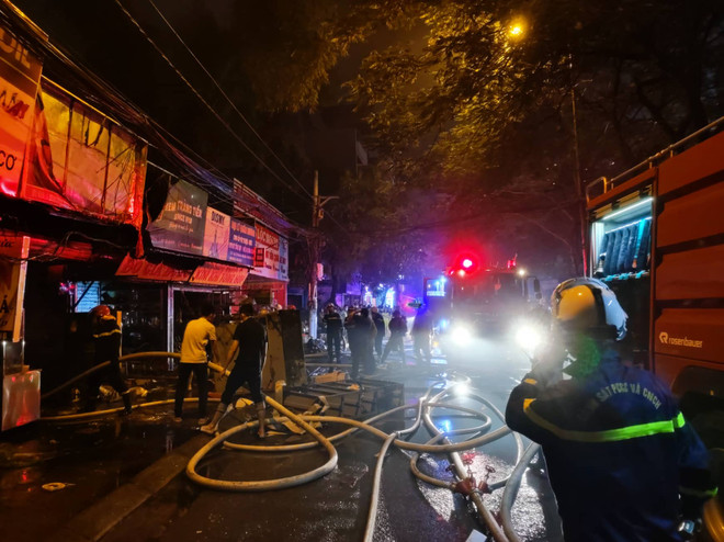 Hà Nội: Cháy ba nhà liền kề, cột khói bốc cao hàng chục mét ảnh 2