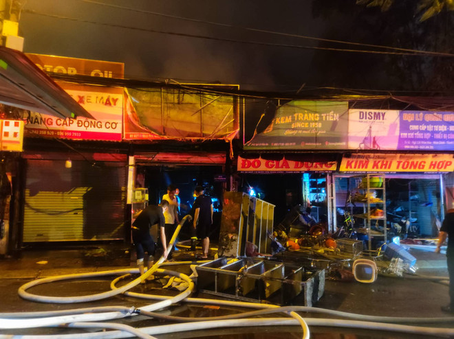 Hà Nội: Cháy ba nhà liền kề, cột khói bốc cao hàng chục mét ảnh 6