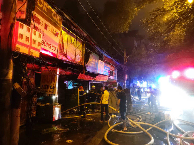 Hà Nội: Cháy ba nhà liền kề, cột khói bốc cao hàng chục mét ảnh 8