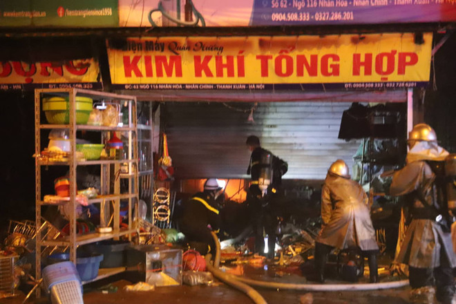 Hà Nội: Cháy ba nhà liền kề, cột khói bốc cao hàng chục mét ảnh 3