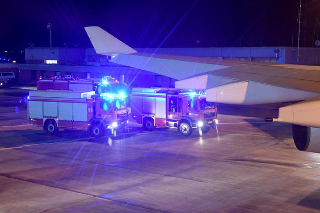 Chuyên cơ chở Thủ tướng Đức Angela Merkel phải hạ cánh khẩn cấp ảnh 1