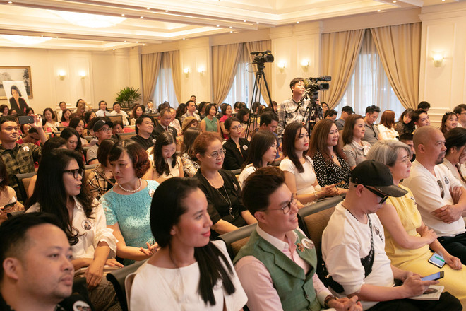 Siêu mẫu-doanh nhân Vũ Cẩm Nhung ra mắt tự truyện về cuộc đời ảnh 2