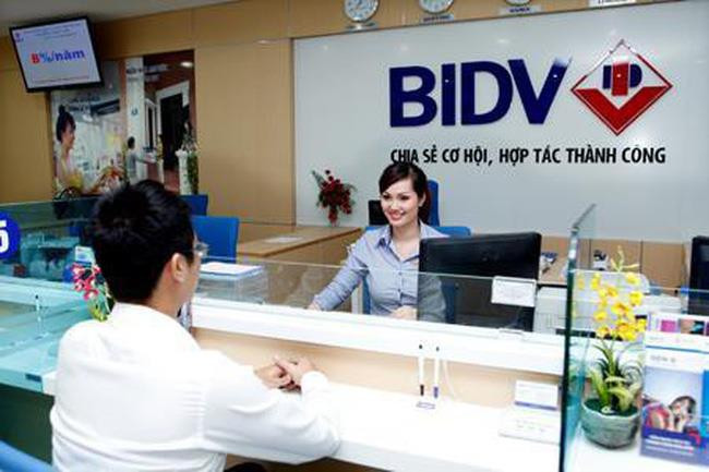 Giao dịch tại BIDV. (Ảnh: CTV) BIDV được Standard&Poor’s nâng định hạng tín nhiệm toàn cầu ảnh 1