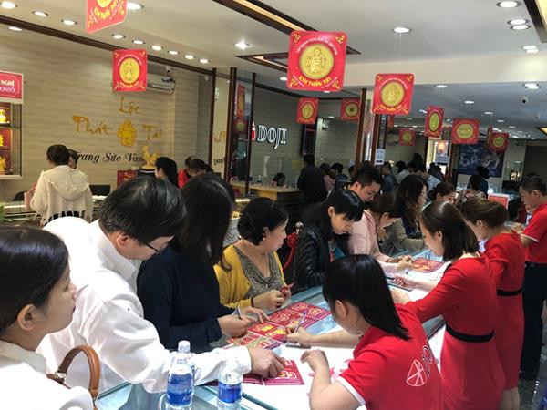 Giao dịch vàng tại các doanh nghiệp. (Ảnh: CTV) Giá vàng Rồng Thăng Long giảm 70.000 đồng mỗi lượng, SJC không đổi ảnh 1
