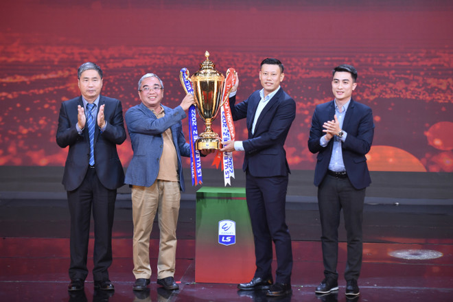 Tiền đạo Văn Quyết giành danh hiệu Cầu thủ xuất sắc nhất V-League 2022 ảnh 2