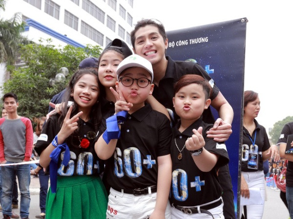 Noo Phước Thịnh nhảy flashmob khởi động “Giờ trái đất 2017" ảnh 1