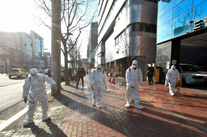 Các nhân viên y tế đang khử trùng thành phố Daegu. (Ảnh: Korea Herald) Hàn Quốc: Thành phố Daegu trong tình trạng báo động do COVID-19 ảnh 1