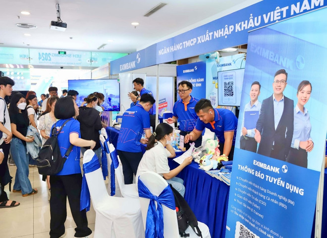 Sinh viên Đại học Kinh tế Thành phố Hồ Chí Minh tìm hiểu về dịch vụ tại Eximbank. (Ảnh: Vietnam+) Picture3.jpg