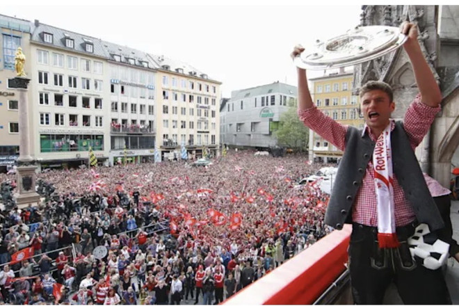 Thomas Müller ăn mừng chức vô địch Budesliga đầu tiên của minh năm 2010. ( Nguồn: Fc Bayern.com) Müller đứng đầu danh sách cầu thủ vô địch Bundesliga nhiều nhất ảnh 2