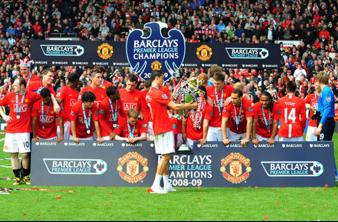 Manchester United với Cristiano Ronaldo và huấn luyện viên Sir Alex Ferguson tại lần vô địch Premier League lần thứ 3 liên tiếp vào mùa giải 2008/09.(Ảnh: Nguồn Fcb.com) Bayern Munich: Top kỷ lục trong năm giải đấu hàng đầu châu Âu ảnh 5