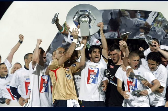 Chức vô địch thứ 7 của Lyon mùa giải 2007/08, khi đó trong đội hình có Juninho và Karim Benzema (Ảnh: Nguồn Fcb.com) Bayern Munich: Top kỷ lục trong năm giải đấu hàng đầu châu Âu ảnh 3