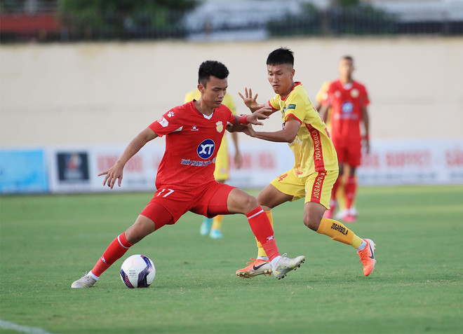Nam Định và Sài Gòn chưa giành được chiến thắng nào ở V-League 2022. (Ảnh: VPF) Cuộc đua V-League 2022: Bùng nổ khi bước vào "chặng nước rút" ảnh 2