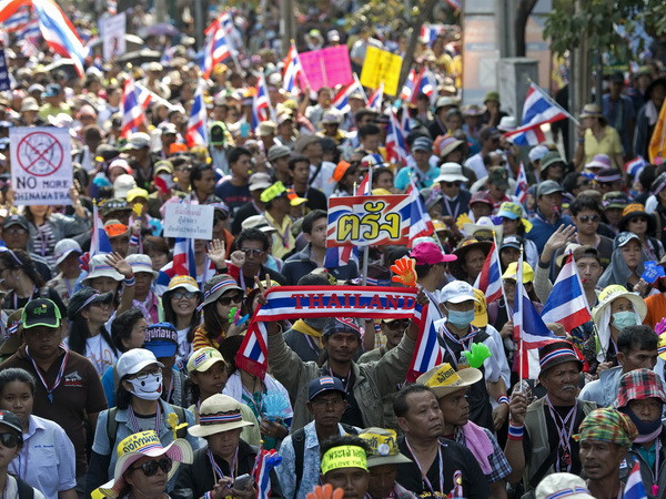 Các cuộc biểu tình phản đối chính phủ Thái Lan vẫn tiếp diễn ở thủ đô Bangkok. (Ảnh: AFP/TTXVN) Hai vụ nổ liên tiếp tại khu vực biểu tình ở Bangkok ảnh 1