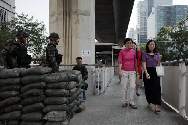 Binh sỹ Thái Lan gác tại một địa điểm ở Bangkok ngày 16/1. (Ảnh: AFP/TTXVN) Chính phủ Thái cương quyết nói không với đề xuất hoãn bầu cử ảnh 1