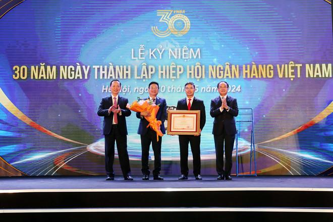 Tại Lễ kỷ niệm 30 năm thành lập, Hiệp hội Ngân hàng Việt Nam vinh dự đón nhận Bằng khen của Thủ tướng Chính phủ.jpg