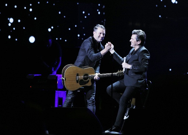 Thomas Anders mang đến không khí mới mẻ khi hát 'hit' Modern Talking theo phong cách acoustic. (Ảnh: BTC) Hơn 8.000 khán giả vẫn thòm thèm vì “quẩy” chưa đã với Modern Talking ảnh 3