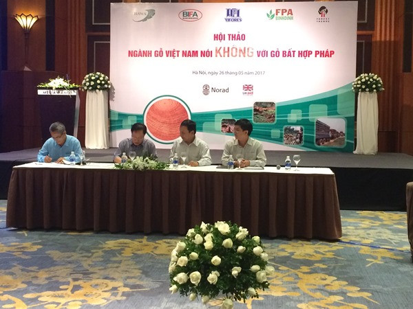 Các Hiệp hội ngành Gỗ Việt Nam ký cam kết nói không với gỗ bất hợp pháp trong bản tuyên bố chung. (Ảnh: Thanh Tâm/Vietnam+) Các hiệp hội Việt Nam chính thức nói "không" với gỗ bất hợp pháp ảnh 2