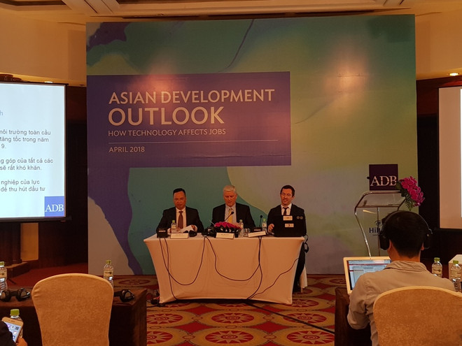 Các diễn giả của ADB tại buổi họp báo. (Ảnh: T.H/Vietnam+) ADB dự báo GDP Việt Nam tăng trưởng 7,1% trong năm 2018 ảnh 1