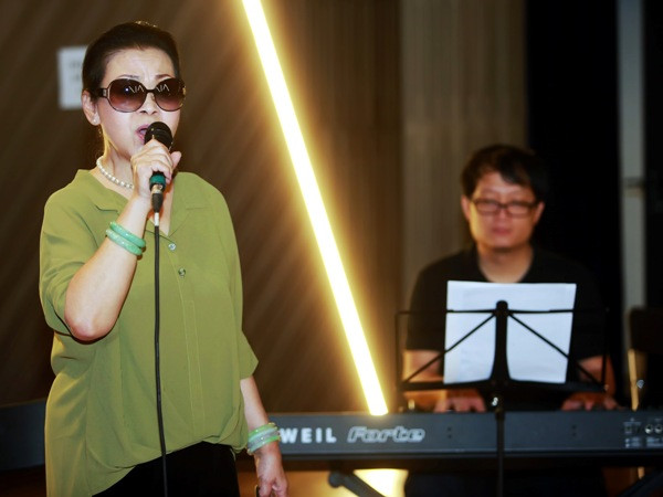 Danh ca Khánh Ly song ca với Hồng Nhung trong đêm nhạc ngày 8/3 ảnh 8