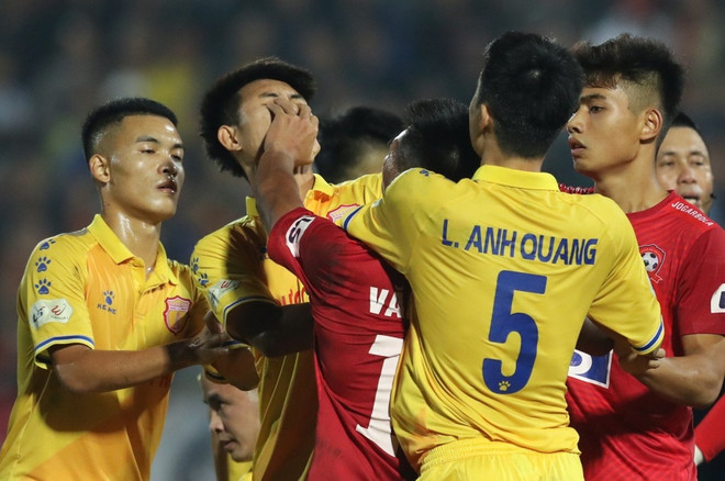 Cận cảnh hành động xấu xí của cầu thủ Sài Gòn FC với đối thủ HAGL ảnh 1