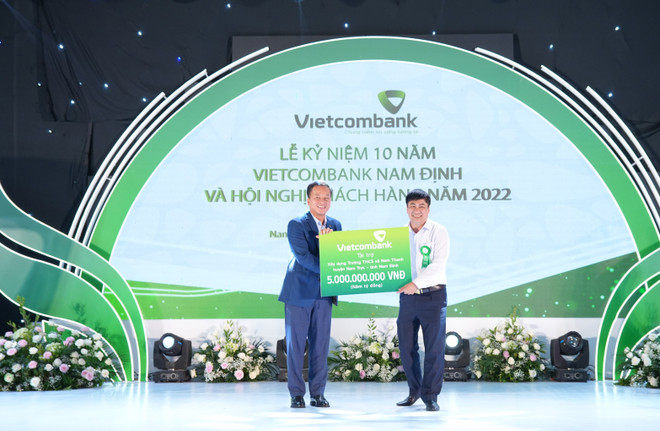 Vietcombank trao 5 tỷ đồng xây dựng trường học tại Nam Định ảnh 1