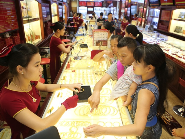 Vàng trong nước đồng loạt giảm nhẹ, tỷ giá trung tâm tăng ảnh 1