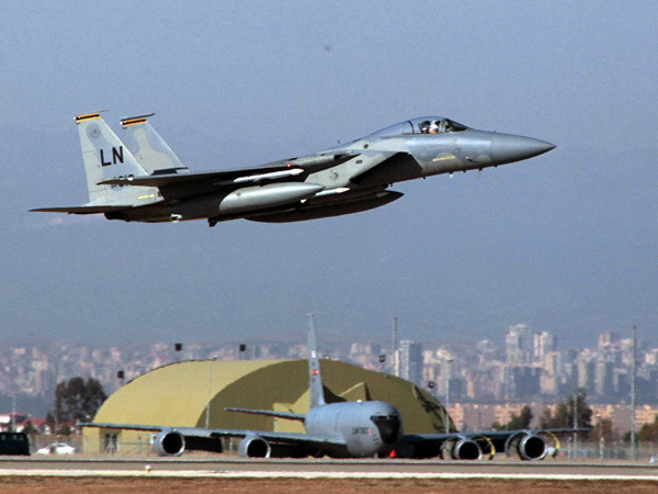 Điện Kremlin quan ngại về tin máy bay Mỹ tấn công căn cứ Nga tại Syria ảnh 1