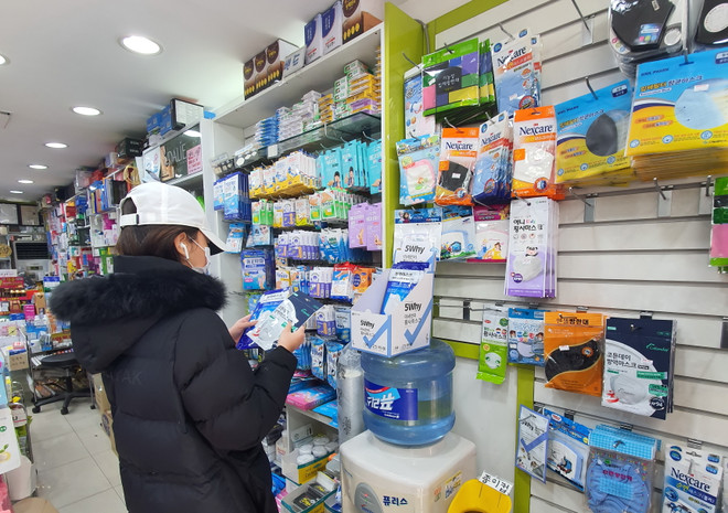 Một cửa hàng bán khẩu trang tai Seoul. (Ảnh: Mạnh Hùng/TTXVN) Hàn Quốc thắt chặt kiểm soát xuất khẩu khẩu trang trong dịch COVID-19 ảnh 1