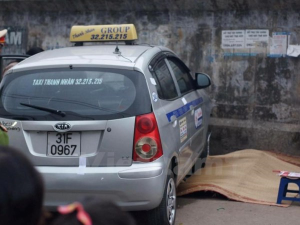 Bé trai bị xe taxi đâm được đưa về nhà vì chấn thương quá nặng ảnh 1