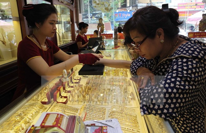 Giá vàng trong nước tăng tới 300.000 đồng, tỷ giá giảm mạnh ảnh 1