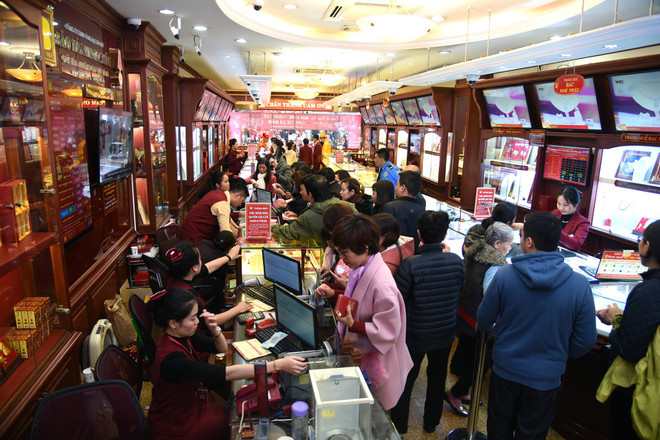 Vàng trong nước tiếp tục giảm thêm 200.000 đồng, tỷ giá tăng nhẹ ảnh 1