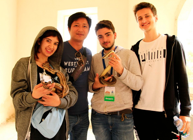 Sởn da gà với lễ hội rước rắn kỳ lạ trên đất nước Italy ảnh 2